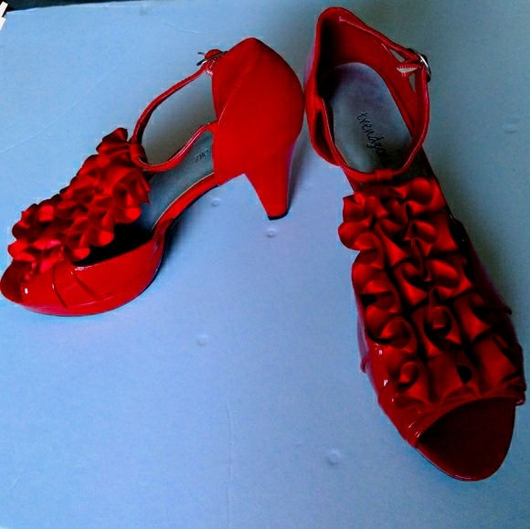 TrendZone Size 8 Red Heels - Picture 3 of 4